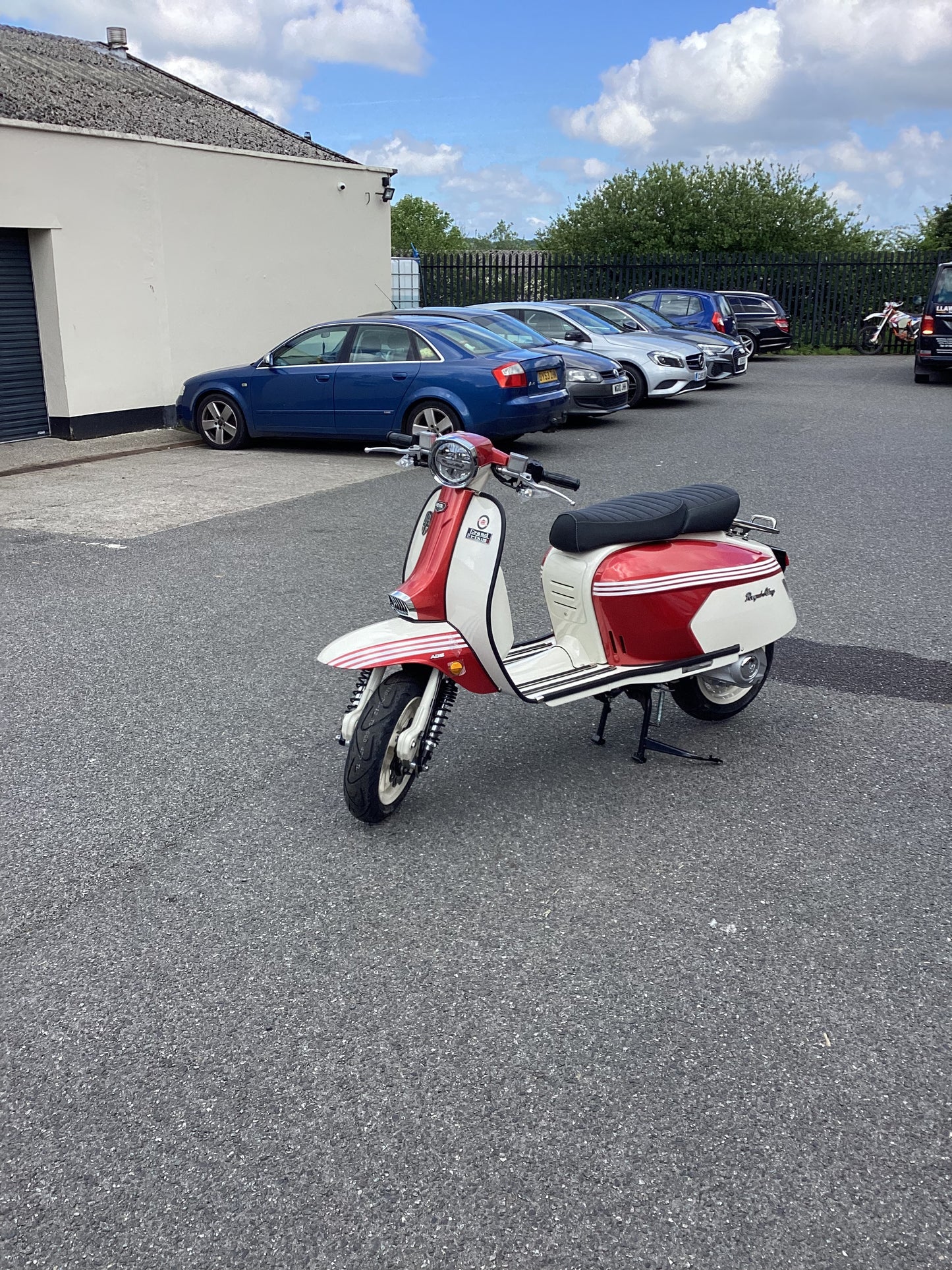 Royal Alloy GP 125 LC SE - Regency Red / Ivory