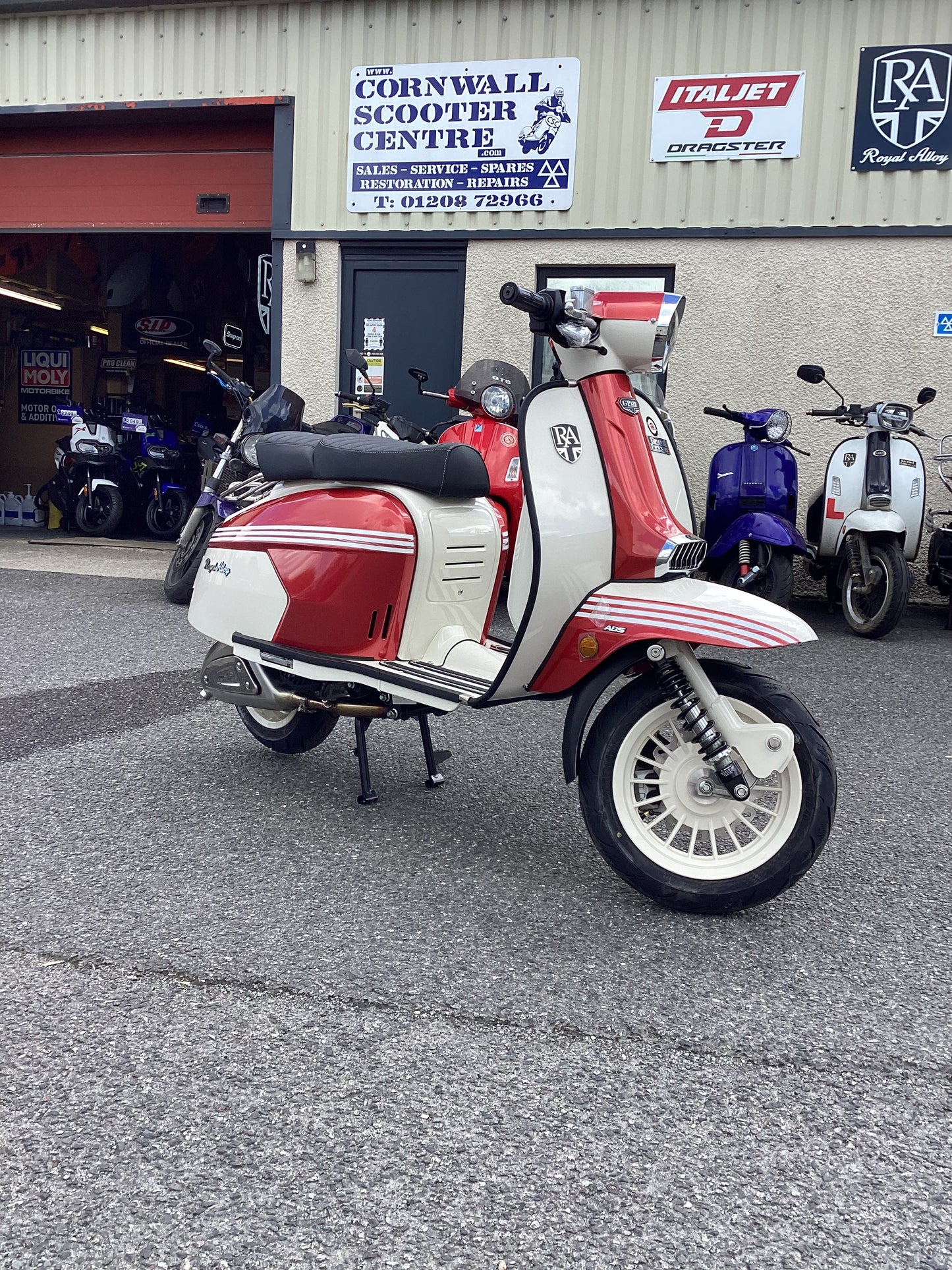Royal Alloy GP 125 LC SE - Regency Red / Ivory